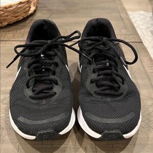 Nike Revolution 7 Men’s Road Running Shoes. Size 9. GUC. Black.